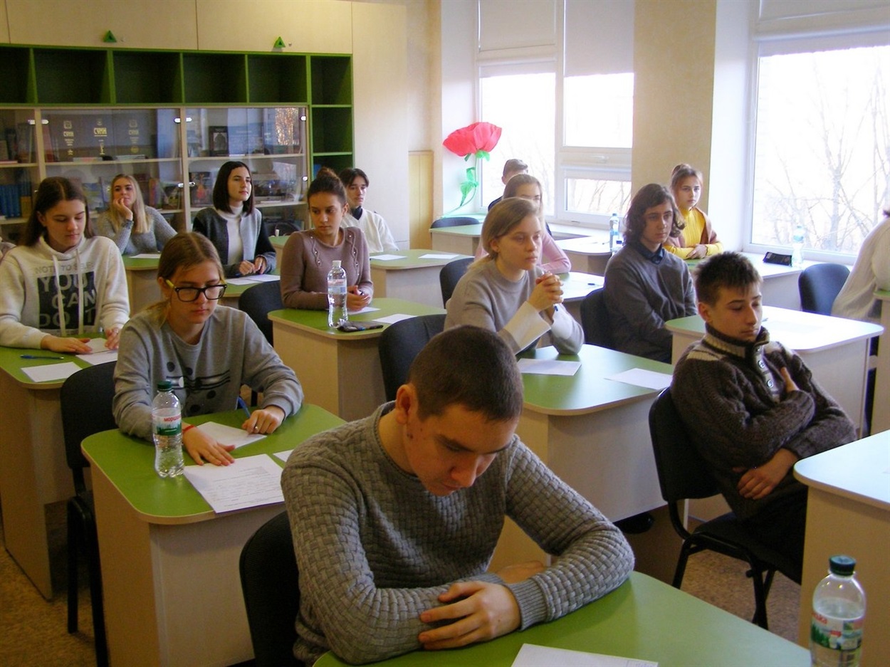 Анна Рибалка на третьому ряду від вікна, третя парта