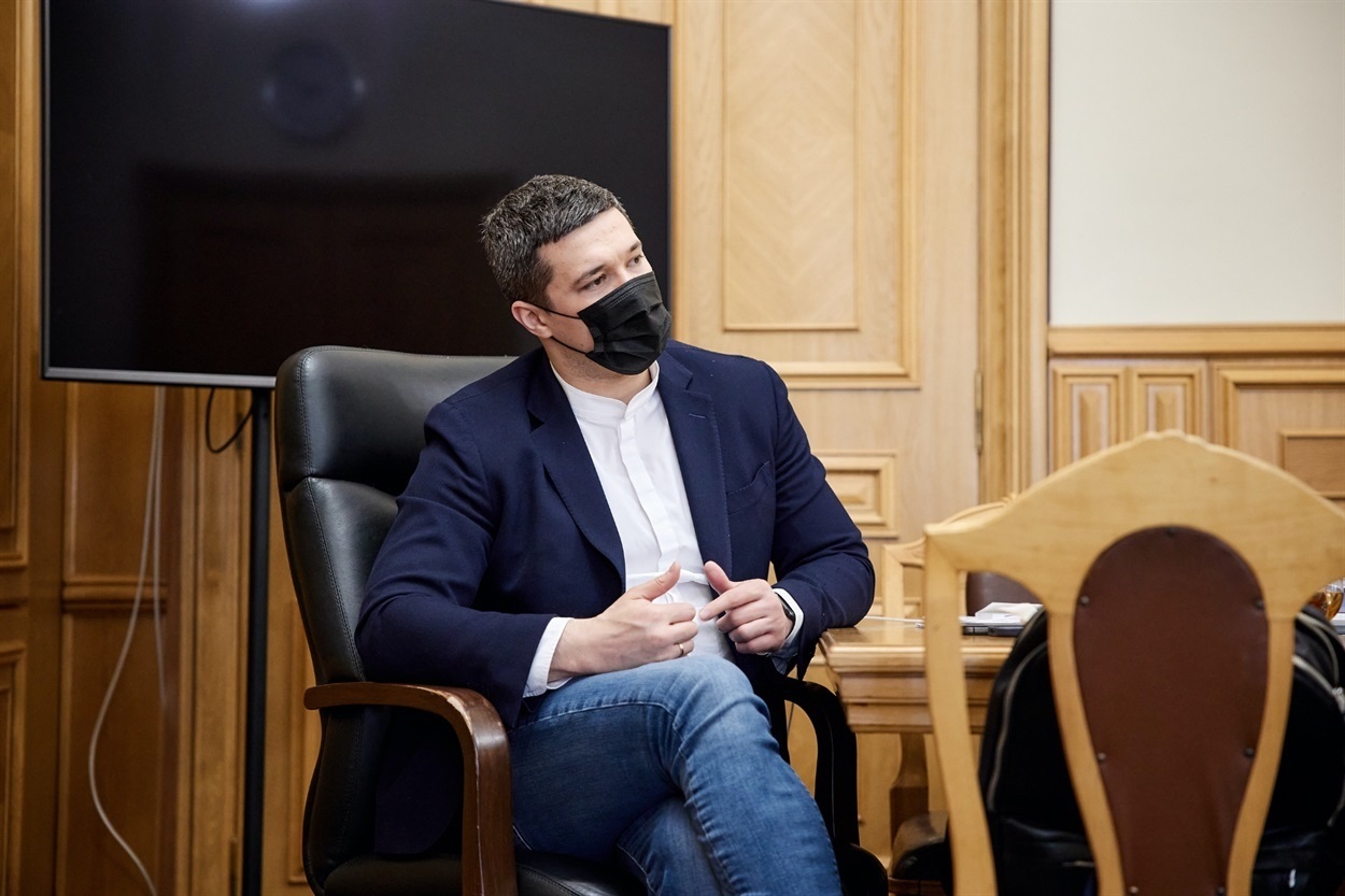 Нема таких обов’язків — робити ксерокопії. Людей наймали для іншого: голова Мінцифри Михайло Федоров