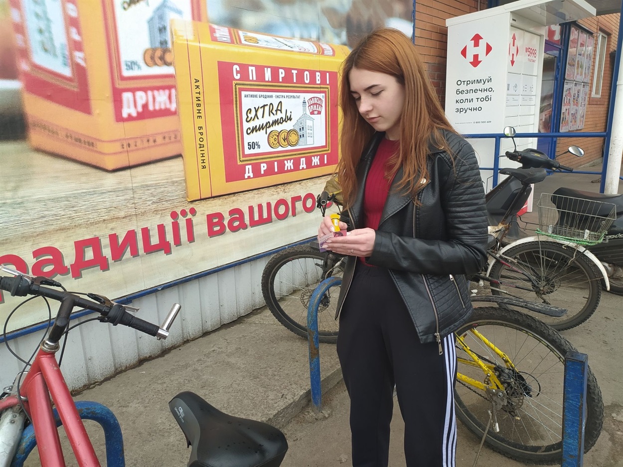 Старшокласники фарбують велопарковку біля своєї школи