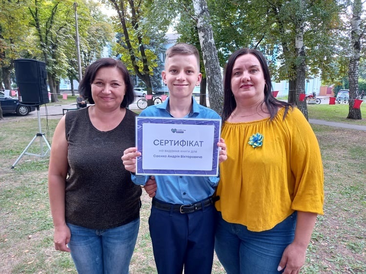 Андрій Саєнко з сертифікатом від депутаток