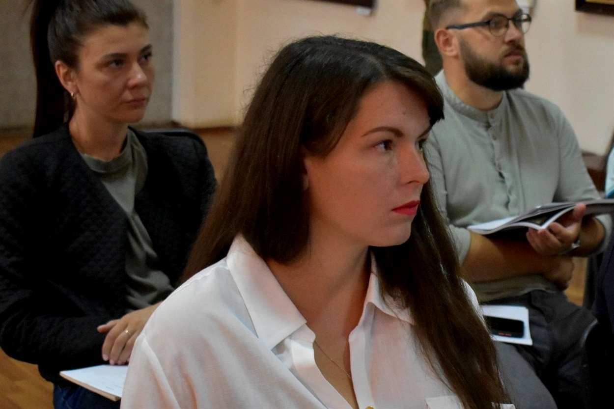 Ольга Тарасенко переглядає роботи конкурсантів
