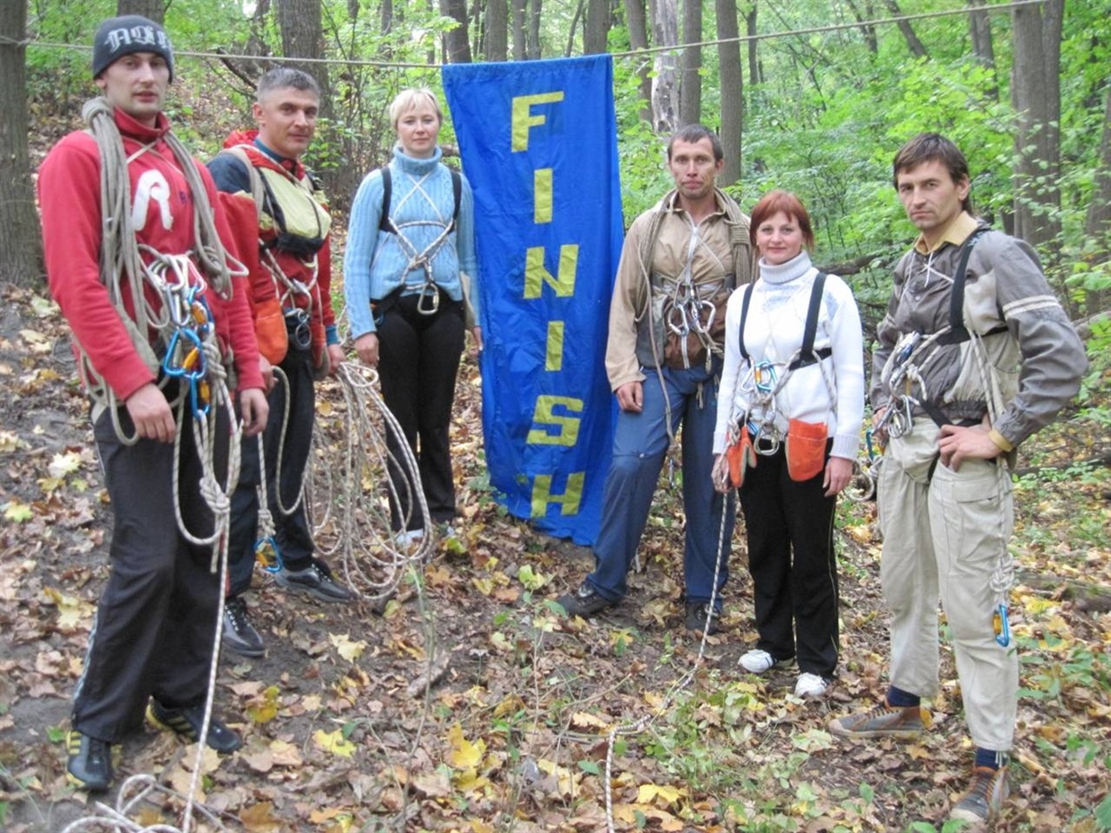 Чемпіонат області зі спортивного туризму серед працівників освіти. Перший праворуч Ігор Хвостов. Світлина 2010р.
